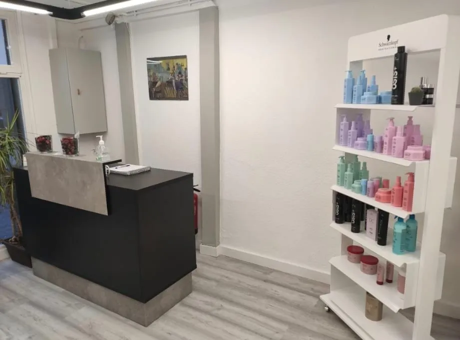 Recepción del salón y expositor con productos Schwarzkopf Professional