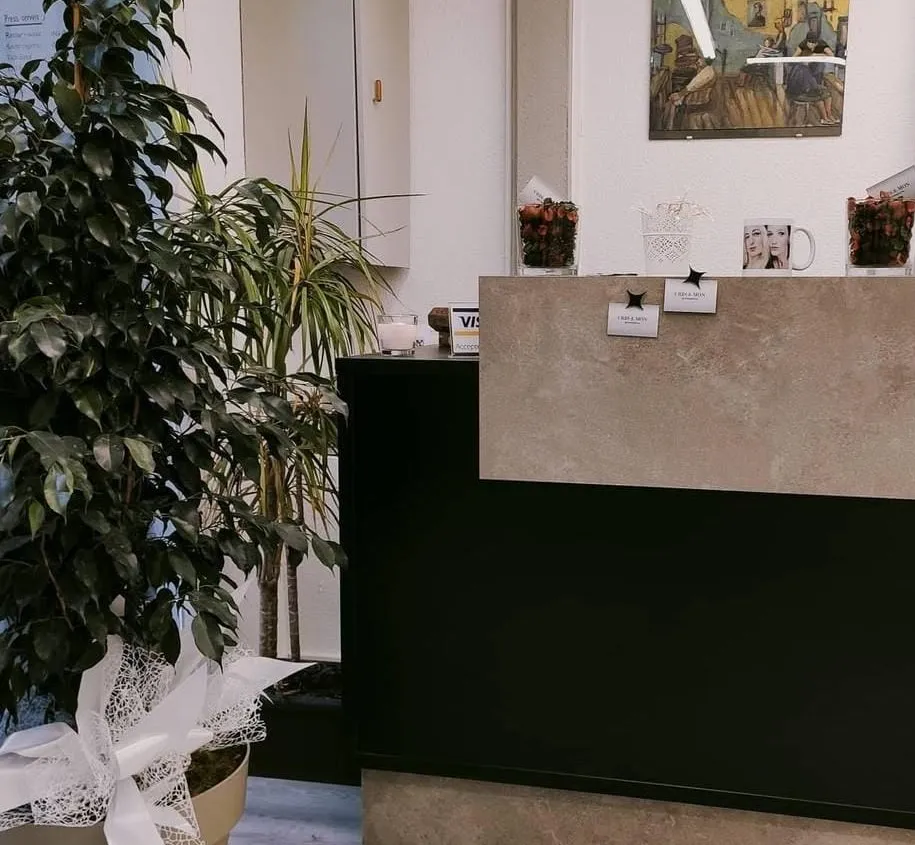 Recepción del salón con plantas y mostrador