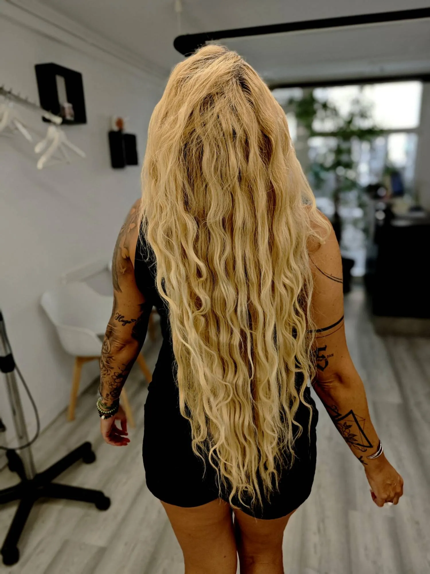 Melena rubia larga con ondas marcadas