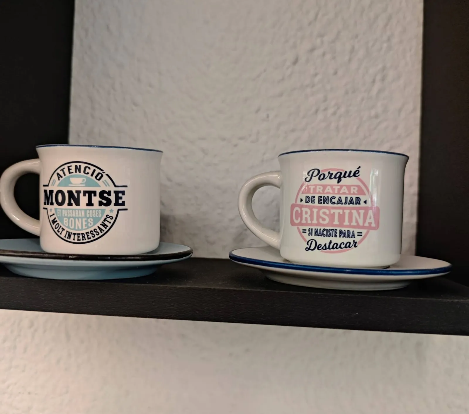 Tazas con los nombres de Montse y Cristina