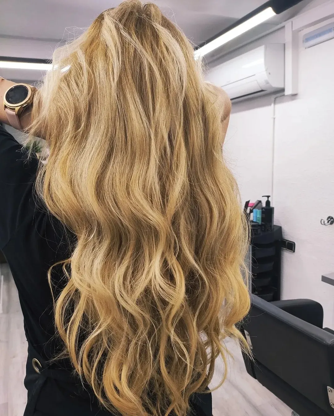 Melena larga rubio dorado peinada con ondas